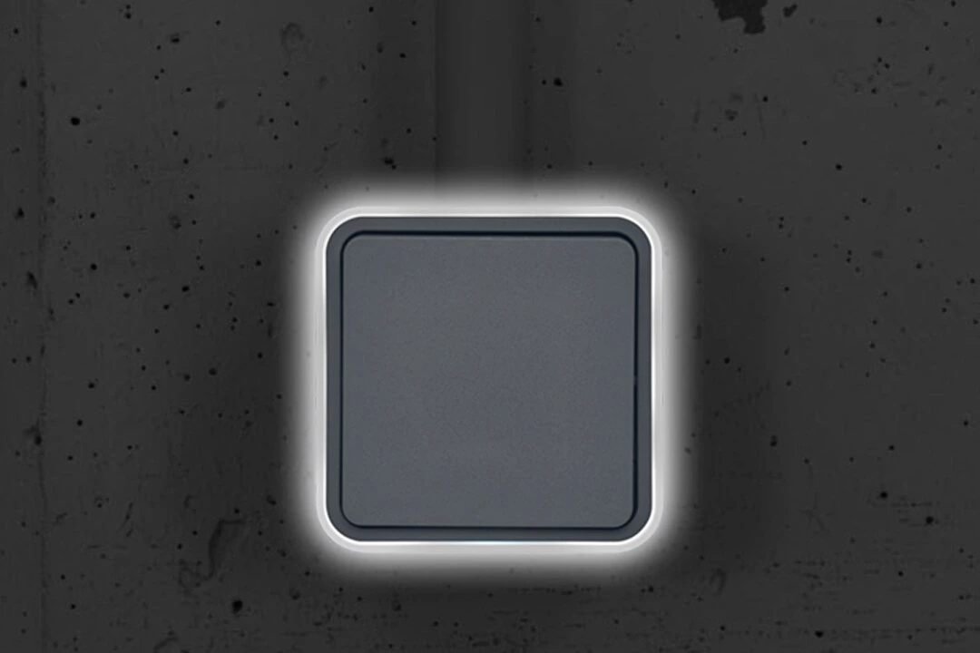 Commande Hager cubyko avec entourage lumineux sur un mur sombre