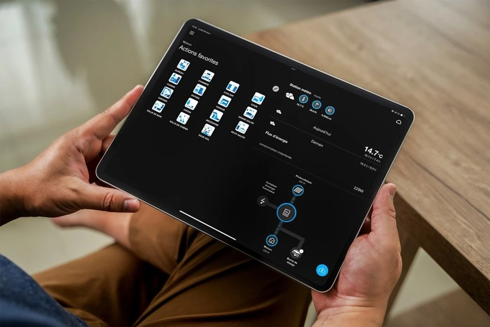 Tablette affichant l’interface Hager domovea pour piloter les équipements de la maison