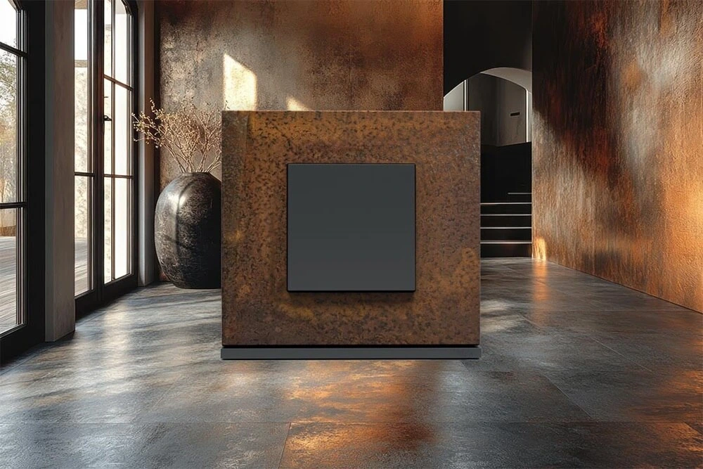 Interrupteur Hager gallery avec plaque finition rouille et enjoliveur noir, présenté dans un intérieur aux tons cuivrés