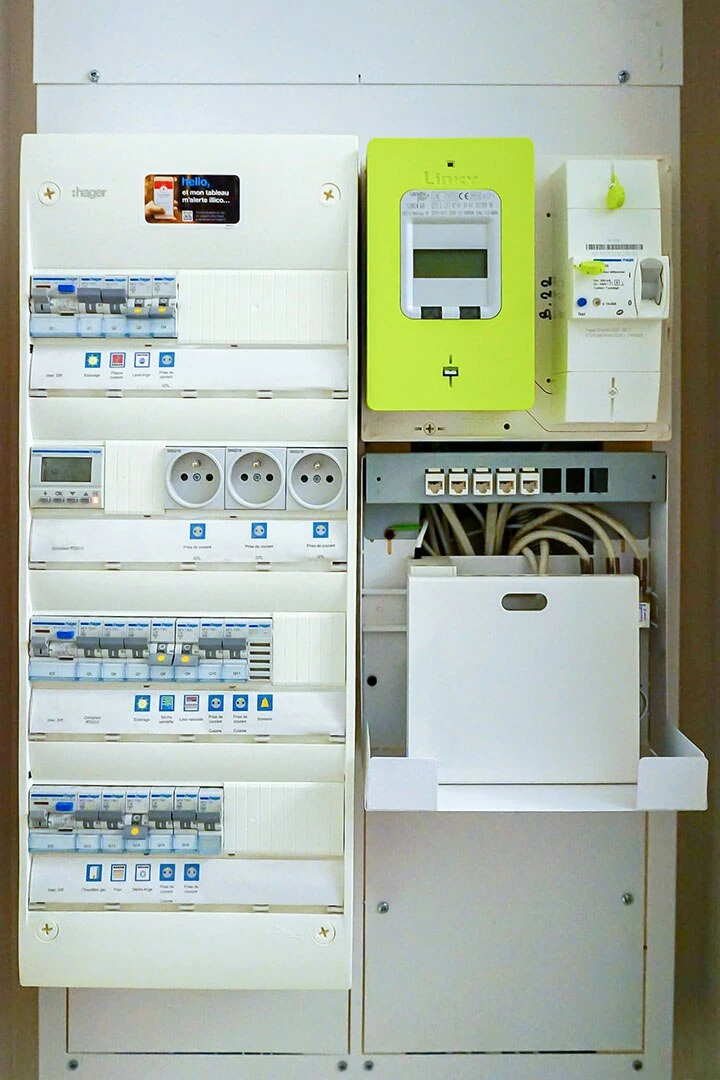 Exemple d’ensemble Hager avec tableau électrique et coffret de communication à connexions RJ45