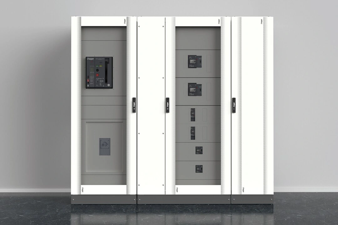 Vue frontale d’un ensemble d’armoires de distribution Hager quadro evo