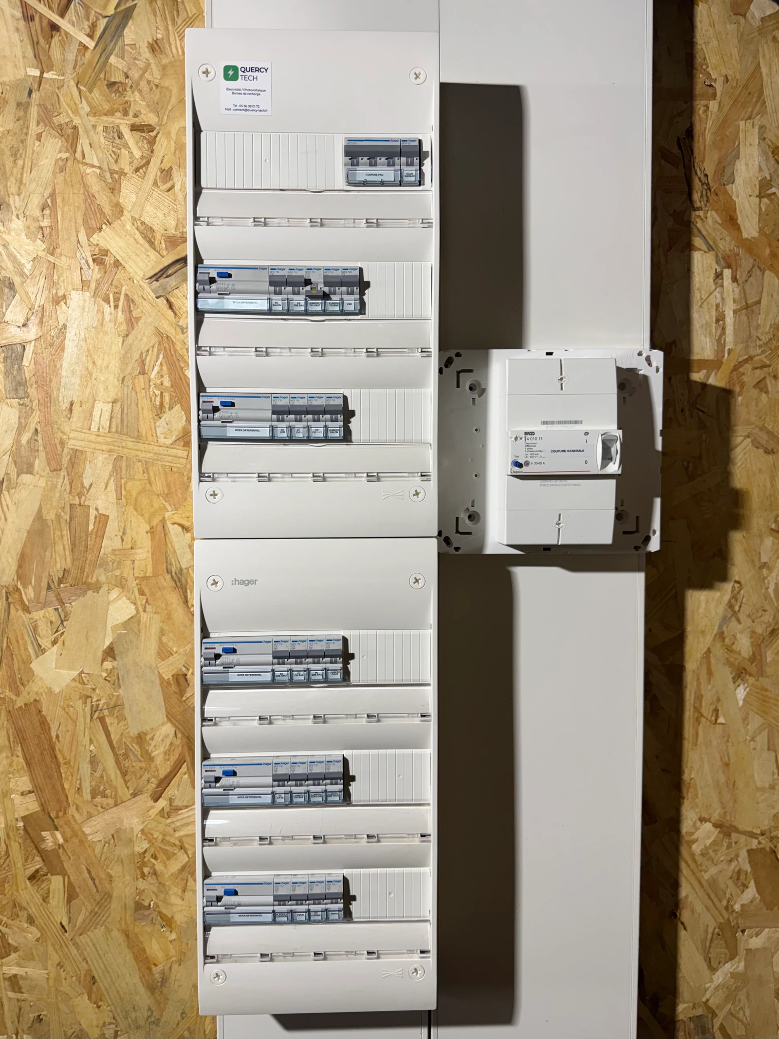 Tableau électrique avec deux coffrets de protections Hager et un disjoncteur général, portant une étiquette QUERCY TECH