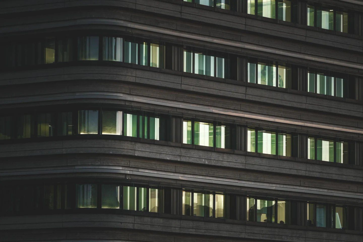Bâtiment de bureaux dont les espaces sont éclairés à la tombée du jour