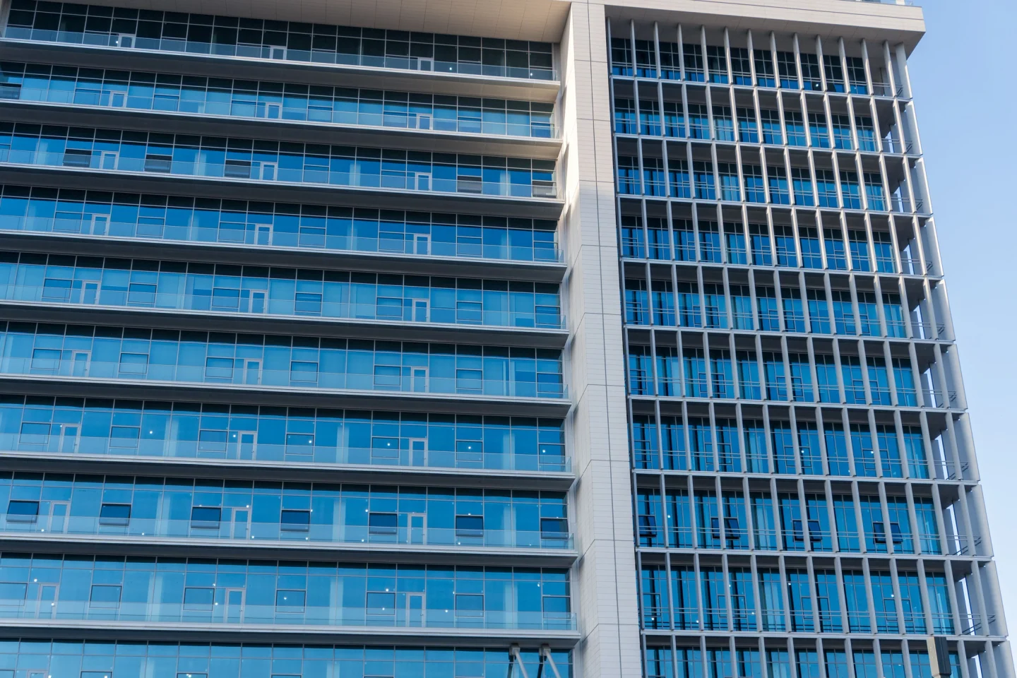 Façade contemporaine en verre et métal, sans enseigne commerciale